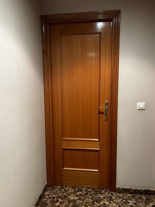 Puerta madera maciza