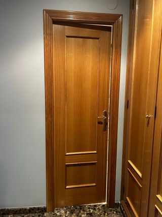 Puerta madera maciza
