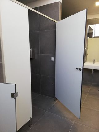 CABINAS FENÓLICAS, SEPARADORES Y BAÑOS