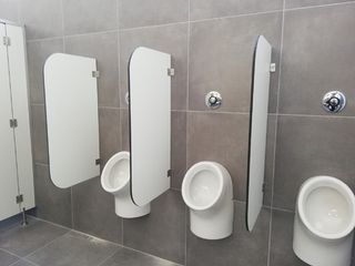 CABINAS FENÓLICAS, SEPARADORES Y BAÑOS