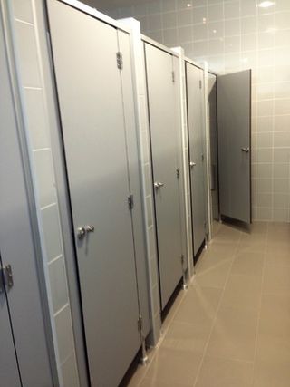 CABINAS FENÓLICAS, SEPARADORES Y BAÑOS