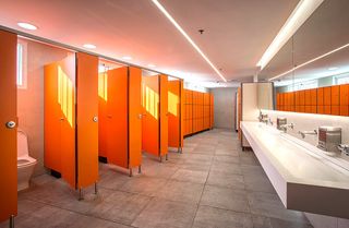 CABINAS FENÓLICAS, SEPARADORES Y BAÑOS