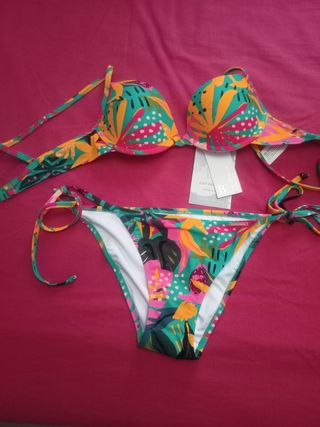 Bikini temporada con etiquetas