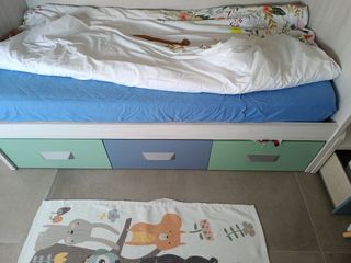 Letto a castello con cassetti e scaletta