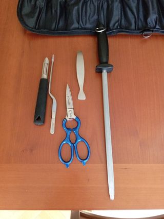 Manta, cuchillos y utensilios de cocina