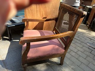 Butaca y reposapiés antiguos