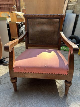 Butaca y reposapiés antiguos