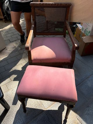 Butaca y reposapiés antiguos