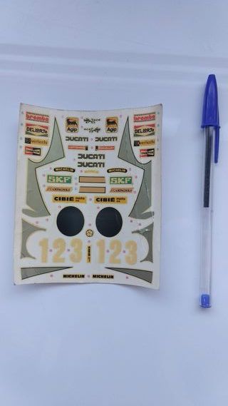 Pegatinas adhesivas antiguas para una minimoto