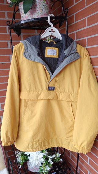 Cazadora tipo canguro con cierre. Zara.