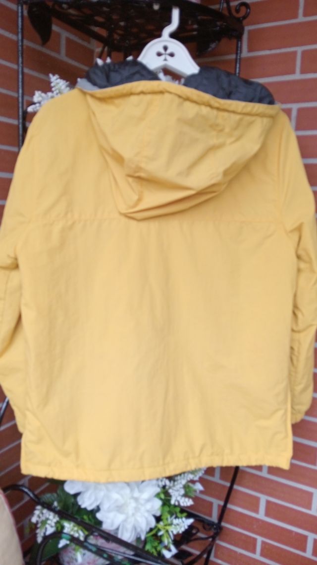 Cazadora tipo canguro con cierre. Zara.