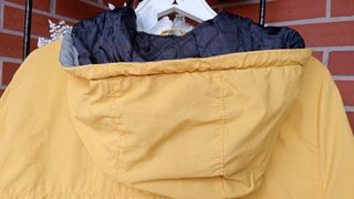 Cazadora tipo canguro con cierre. Zara.