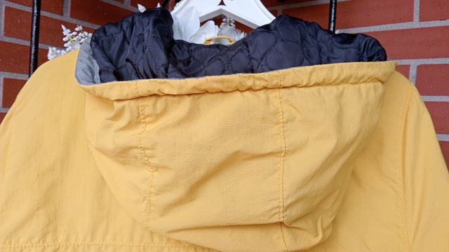 Cazadora tipo canguro con cierre. Zara.