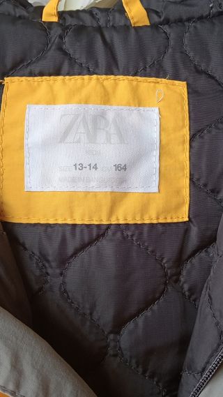 Cazadora tipo canguro con cierre. Zara.