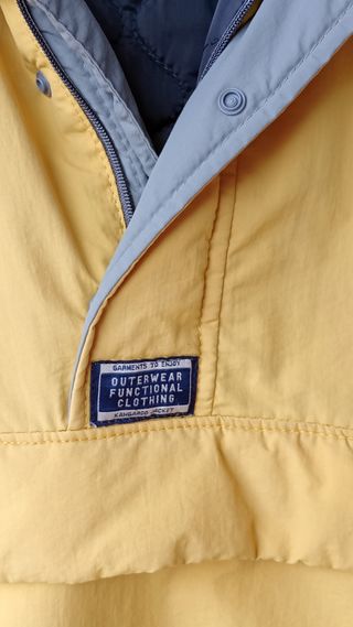 Cazadora tipo canguro con cierre. Zara.