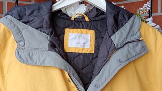 Cazadora tipo canguro con cierre. Zara.