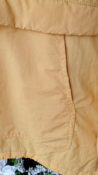 Cazadora tipo canguro con cierre. Zara.