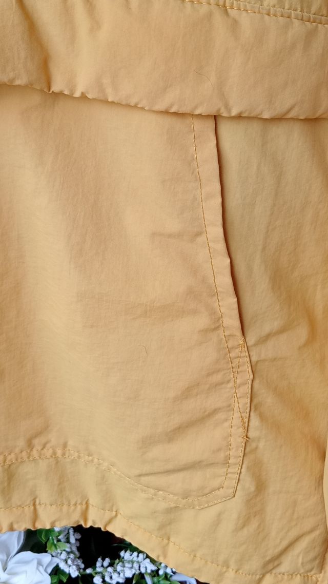 Cazadora tipo canguro con cierre. Zara.