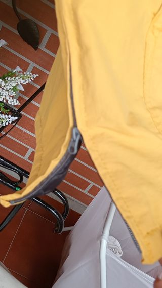 Cazadora tipo canguro con cierre. Zara.