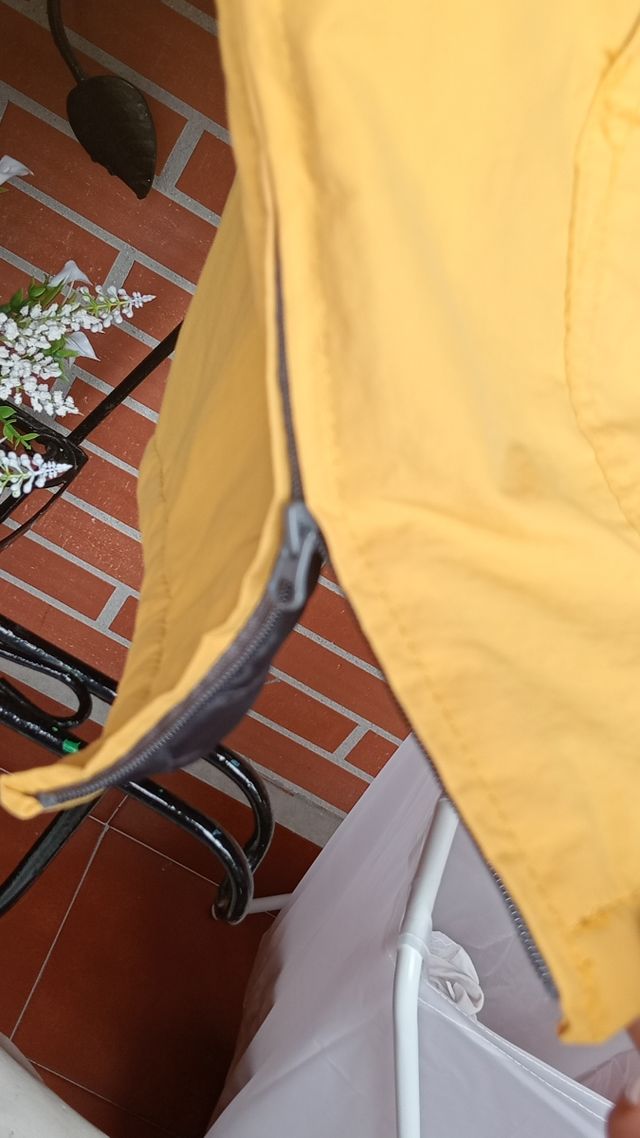 Cazadora tipo canguro con cierre. Zara.