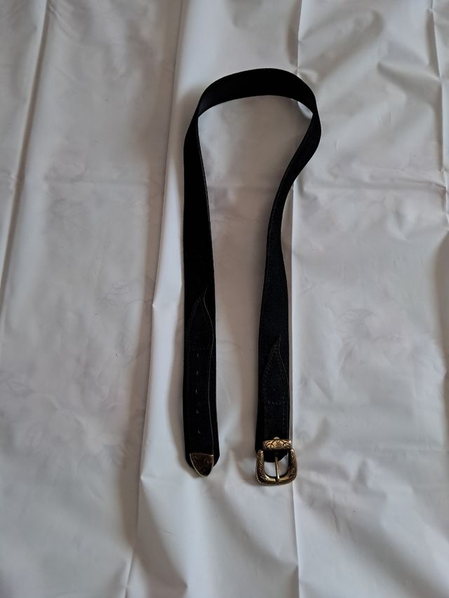 Cinturón con hebilla dorada