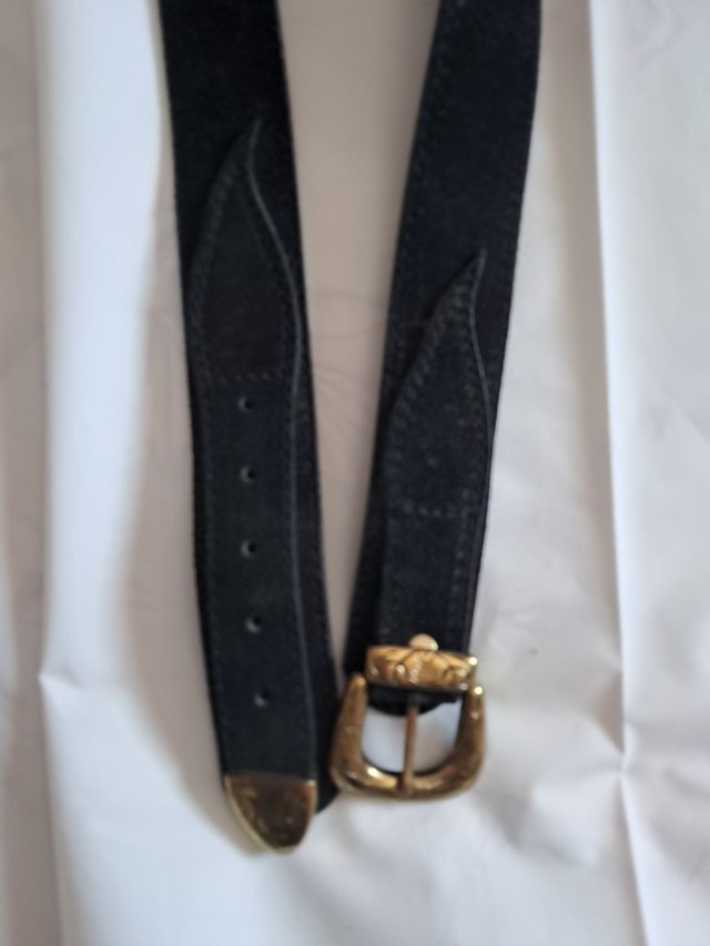 Cinturón con hebilla dorada