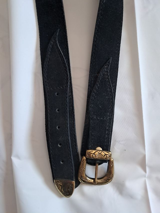 Cinturón con hebilla dorada