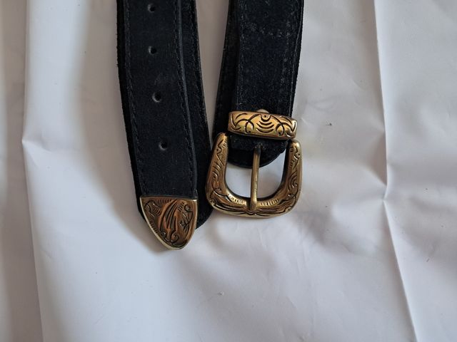 Cinturón con hebilla dorada