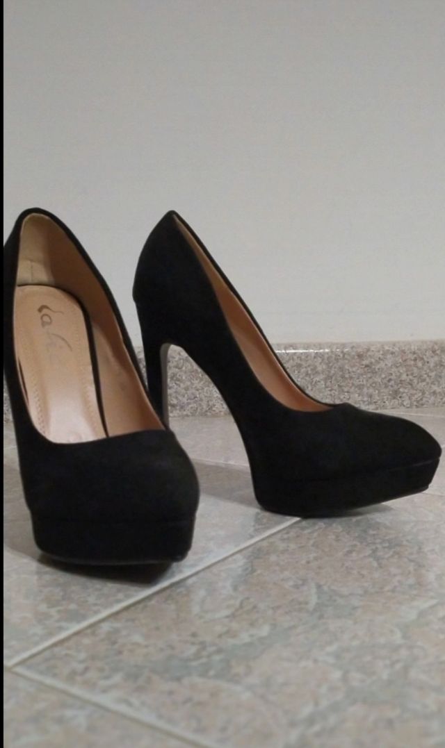 Tacchi neri effetto scamosciato