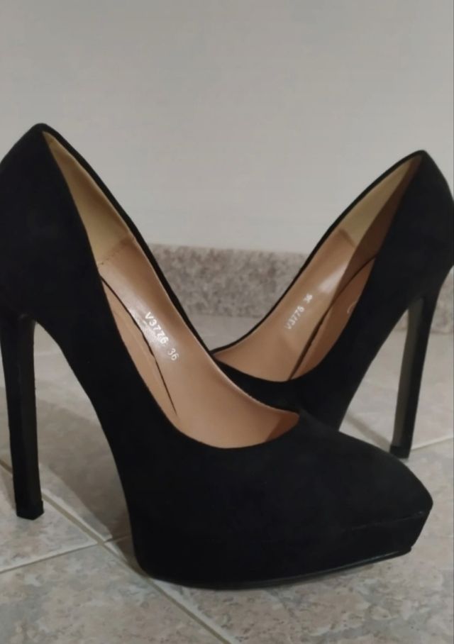 Tacchi neri effetto scamosciato