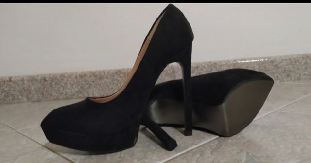 Tacchi neri effetto scamosciato