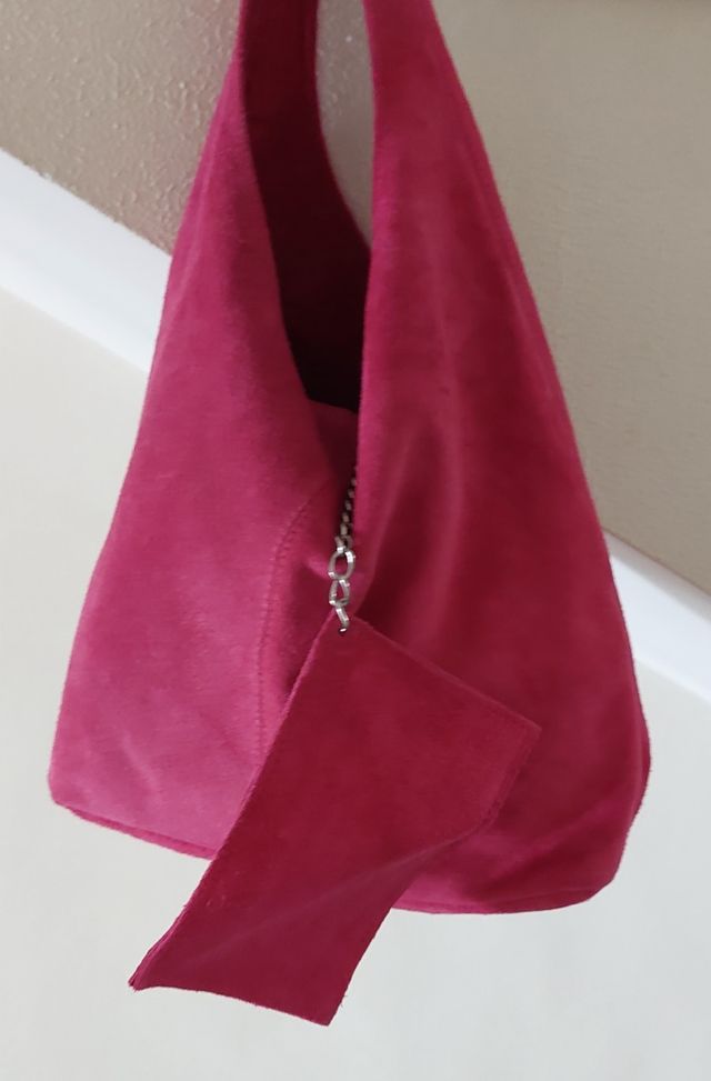 Borsa in camoscio fuxia con tracolla e portamonete