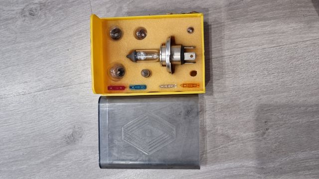 Caja bombillas renault  súper 5, r21,  r9