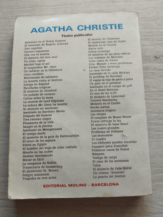 El hombre del traje color castaño