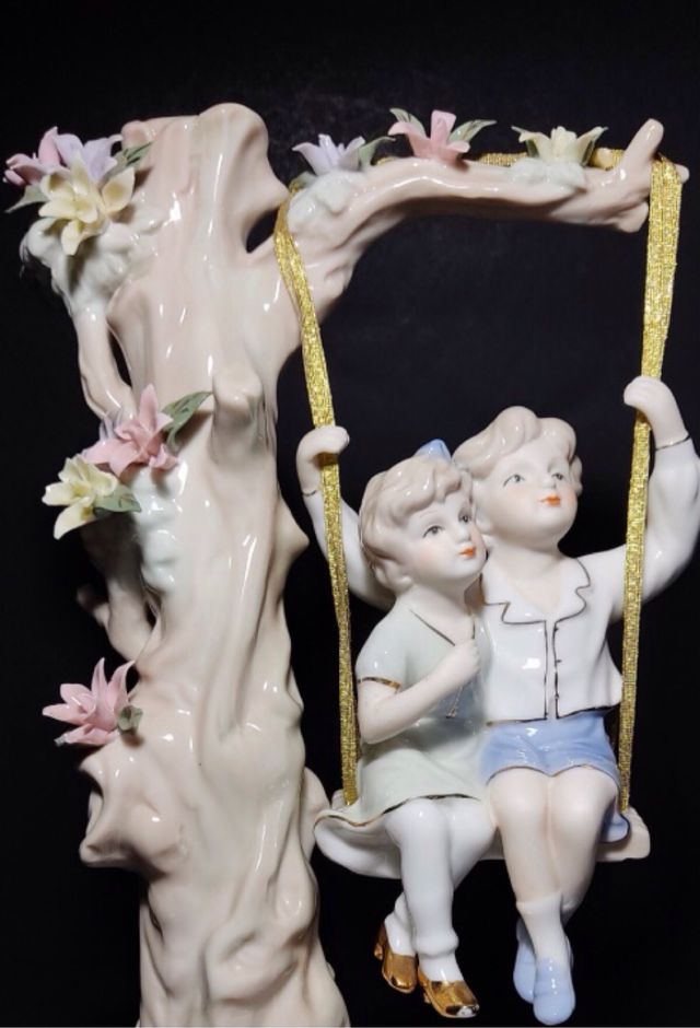 Figura porcelana, niños en columpio. 30x15. OFERTA