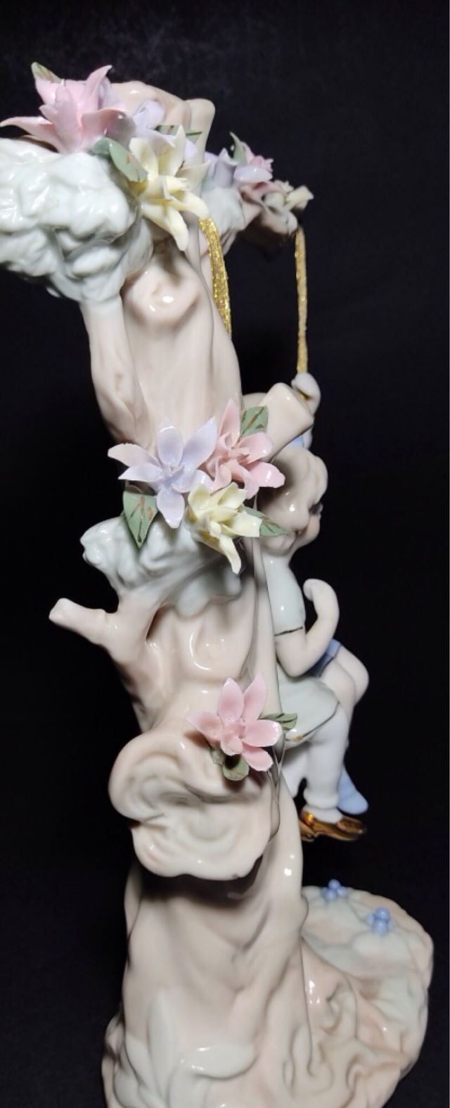 Figura porcelana, niños en columpio. 30x15. OFERTA