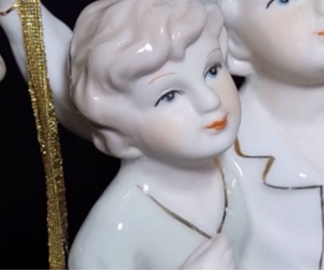 Figura porcelana, niños en columpio. 30x15. OFERTA