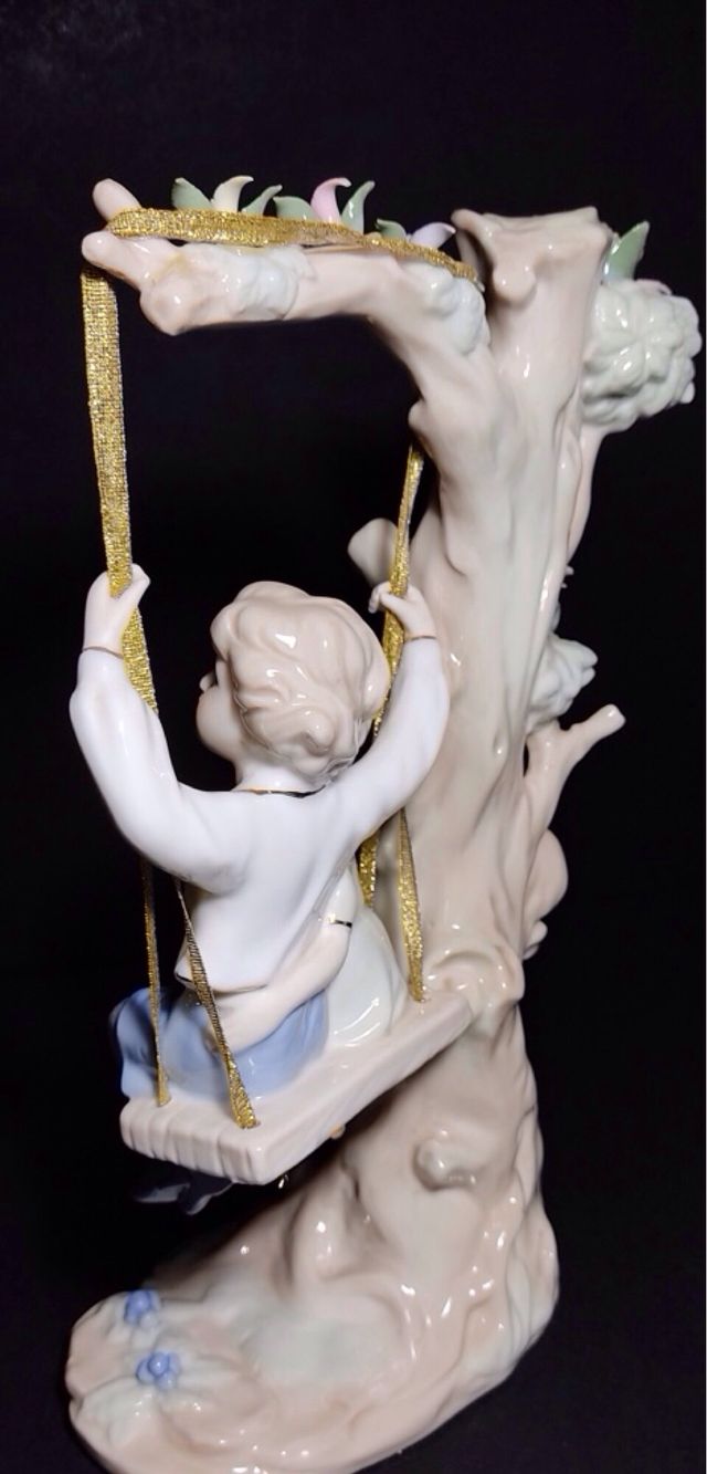 Figura porcelana, niños en columpio. 30x15. OFERTA