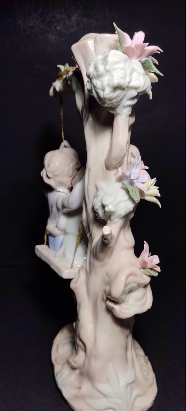 Figura porcelana, niños en columpio. 30x15. OFERTA