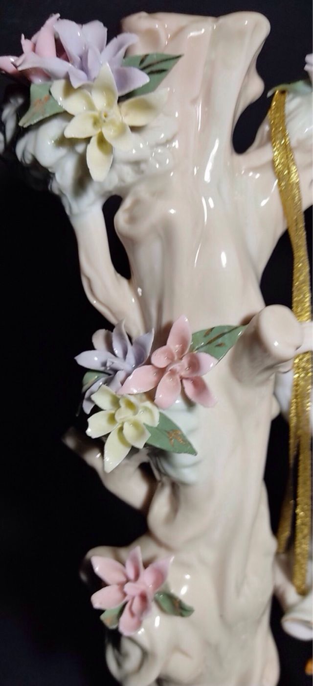 Figura porcelana, niños en columpio. 30x15. OFERTA