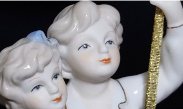 Figura porcelana, niños en columpio. 30x15. OFERTA