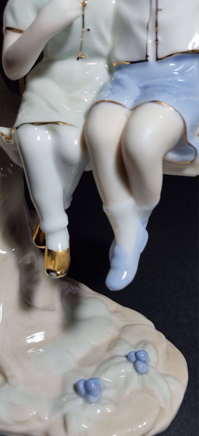 Figura porcelana, niños en columpio. 30x15. OFERTA