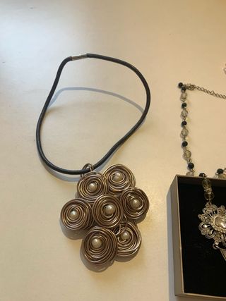 Gargantillas y pulseras nuevas