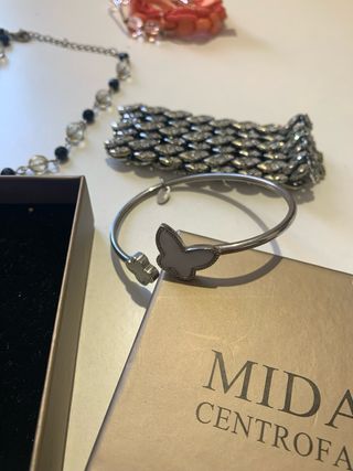 Gargantillas y pulseras nuevas