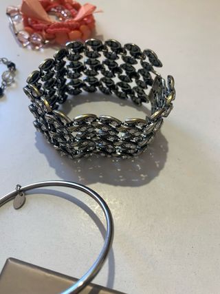 Gargantillas y pulseras nuevas