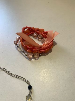Gargantillas y pulseras nuevas
