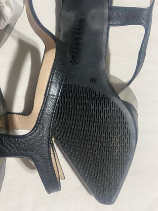 Sandalia tacon Piel.Hispanitas. Negro y vinilo