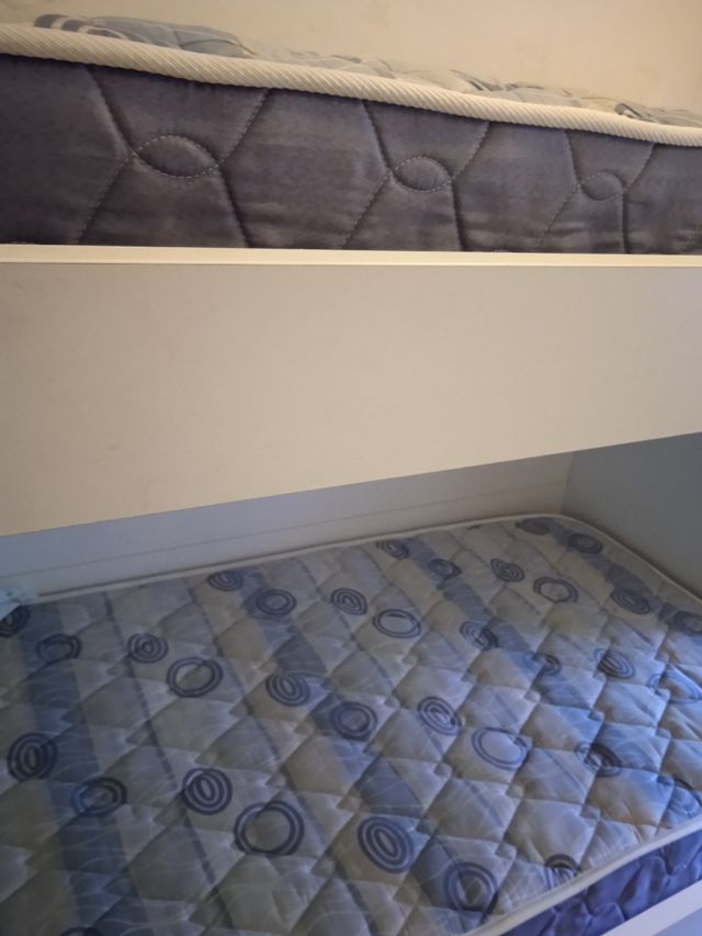 Litera Madera 90 x 90 cm.+ 2 colchones.