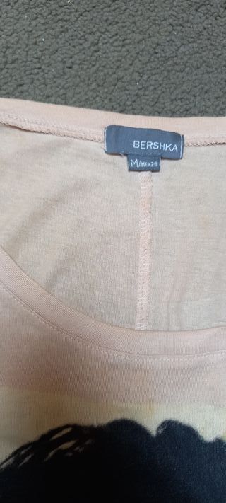 Camiseta de bershka talla M, bastante ancha.