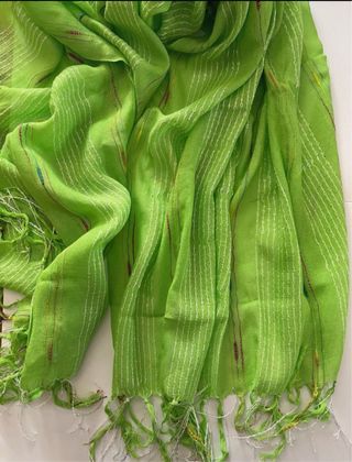 Sciarpa verde chiaro acceso con frange